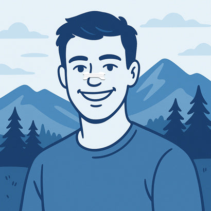 Lächelnder Mann mit Nasenpflaster vor Berglandschaft – symbolisiert Alltagstauglichkeit und Naturverbundenheit