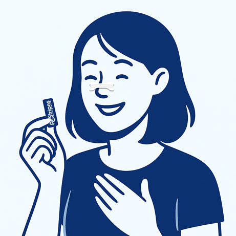 Glückliche Frau hält Nasenpflaster in der Hand – steht für hautfreundliche Anwendung und Zufriedenheit