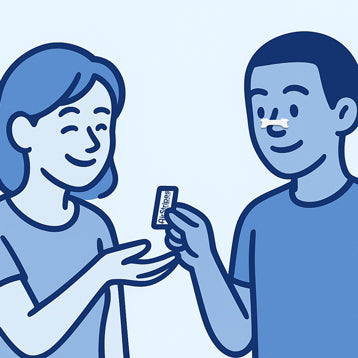 Zwei Personen, eine überreicht der anderen einen Nasenstrip – steht für Weiterempfehlung und Alltagseinsatz